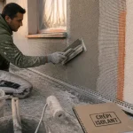 Crepi isolant : façadier applique sous-enduit et trame