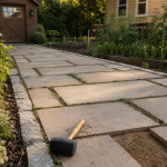 Dalle allee de jardin posée sur sable, chemin durable
