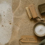 Nettoyage pierre naturelle javel : éponge décolorant la pierre, alternatives écologiques à droite