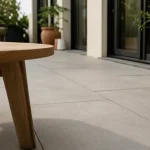 Carrelage terrasse moderne effet béton R11 sur plots, antidérapant