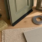 Isoler phoniquement une pièce : bas de porte acoustique et joints contre bruits