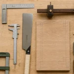 Outils pour menuisier : mètre, équerre, trusquin, scie, ponçage