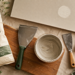 Platre pour reboucher : pâte de rebouchage sur spatule et plaque avec trou