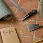 Poser du lino sur carrelage : préparation, ragréage et pose sans cloques en 48h