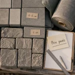 Prix des paves autobloquant : pavés en béton, sable et géotextile sur chantier