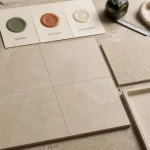 Carrelage salle de bain 120x120 : joints fins en grès cérame, finition mate