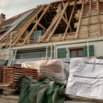 Toiture à refaire : chantier de couverture, charpente et tuiles déposées