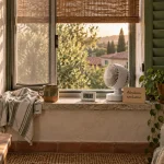 Rafraichir une piece : ventilateur pour aération nocturne près de la fenêtre