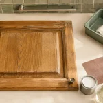 Renover une cuisine en bois : façade bois poncée, rouleau peinture et vernis transparent